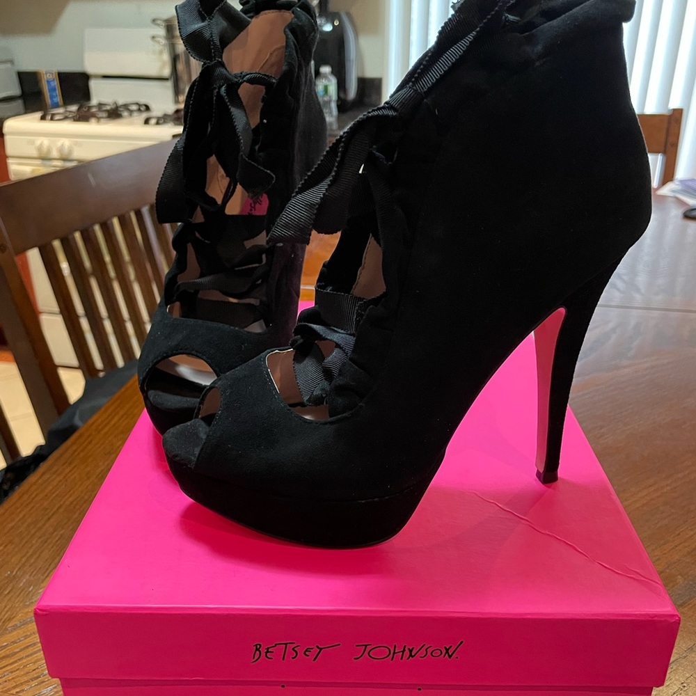 NIB womans Betsey Johnson black suede herls sz 7